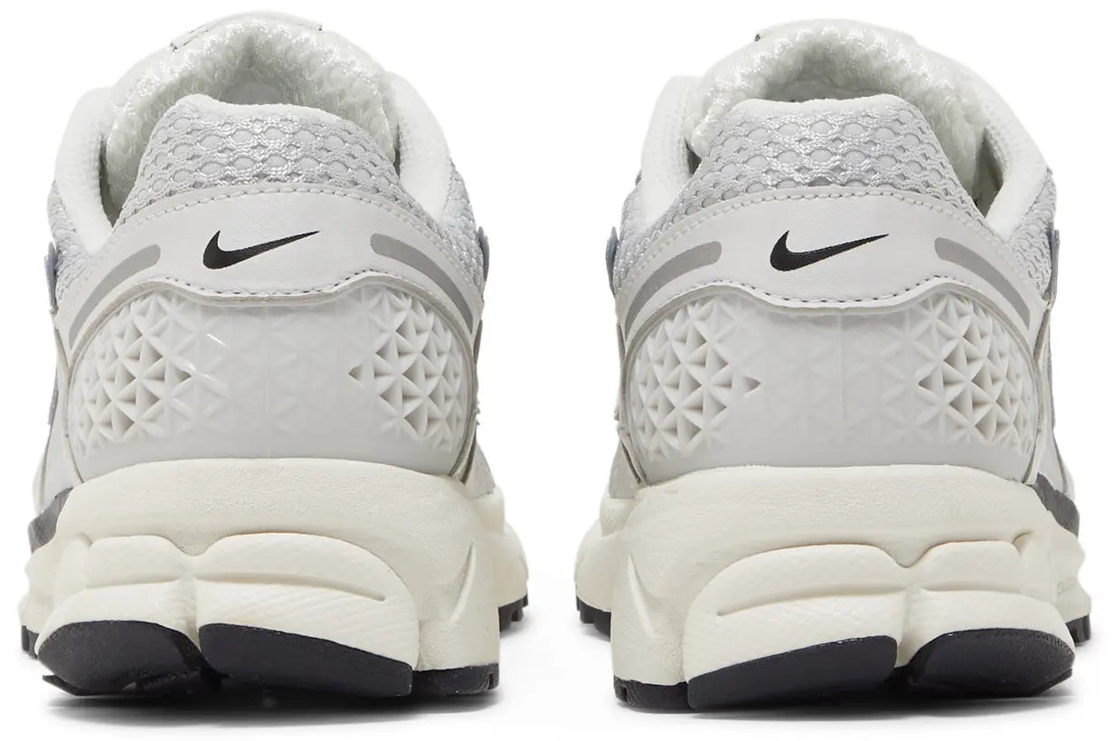 AIR ZOOM VOMERO 5 PHOTON DUST METALLIC SILVER