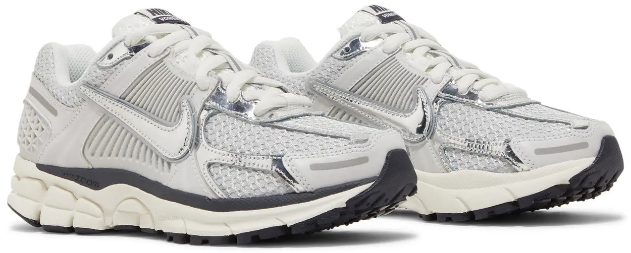 AIR ZOOM VOMERO 5 PHOTON DUST METALLIC SILVER